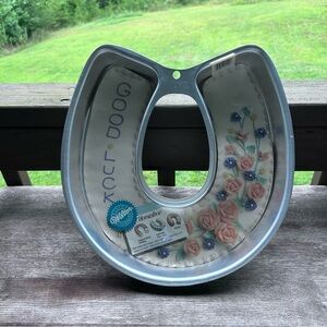 Wilton Good Luck Horseshoe Cake Pan - Vintage - liner and booklet included